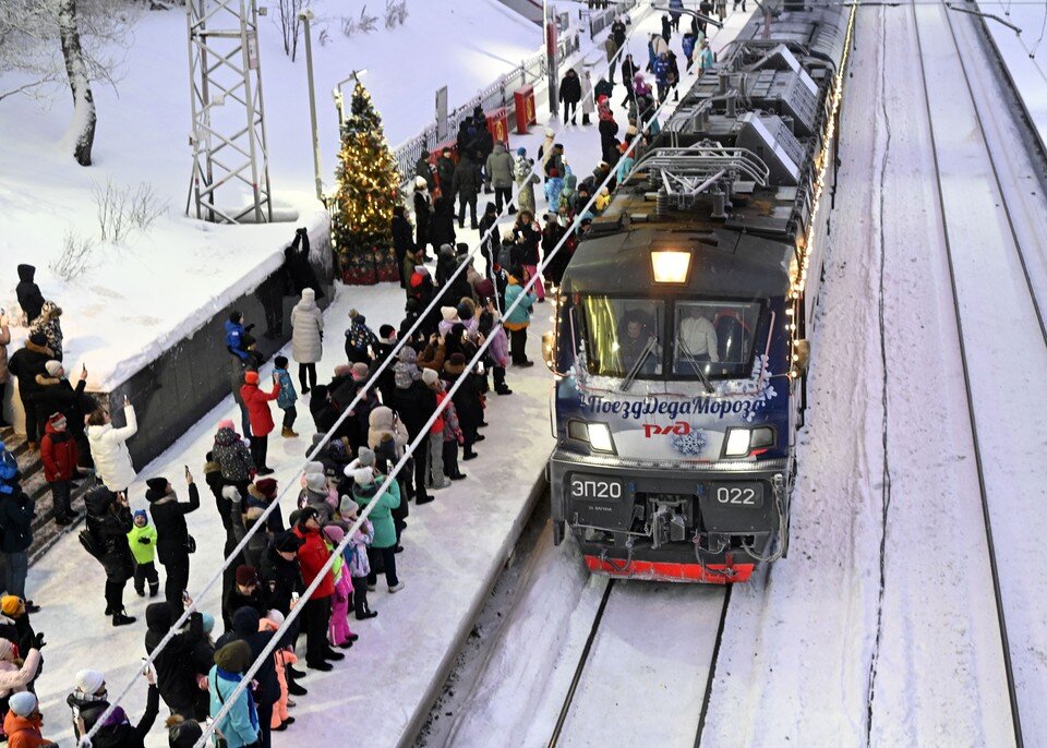    Поезд с Дедом Морозом прибыл в Мурманск 3 января, и в тот же день снова отправился в путь. Фото: правительство Мурманской области