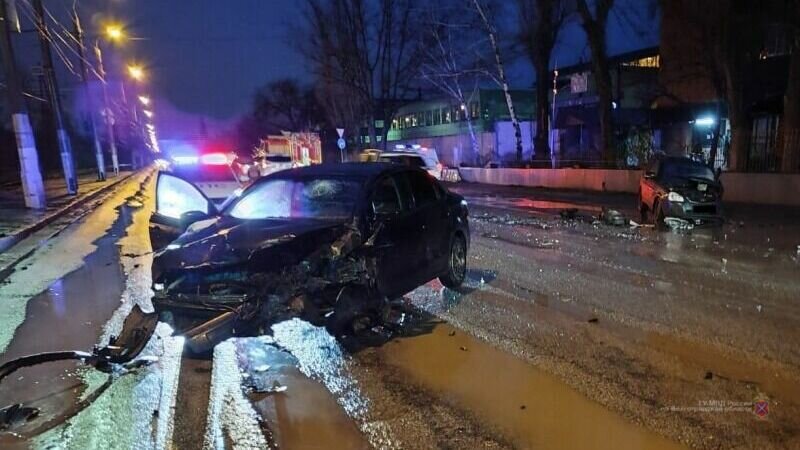     Выезд легковушки на встречку закончился серьезными травмами для водителей и пассажиров двух автомобилей. Авария случилась в Советском районе Волгограда.