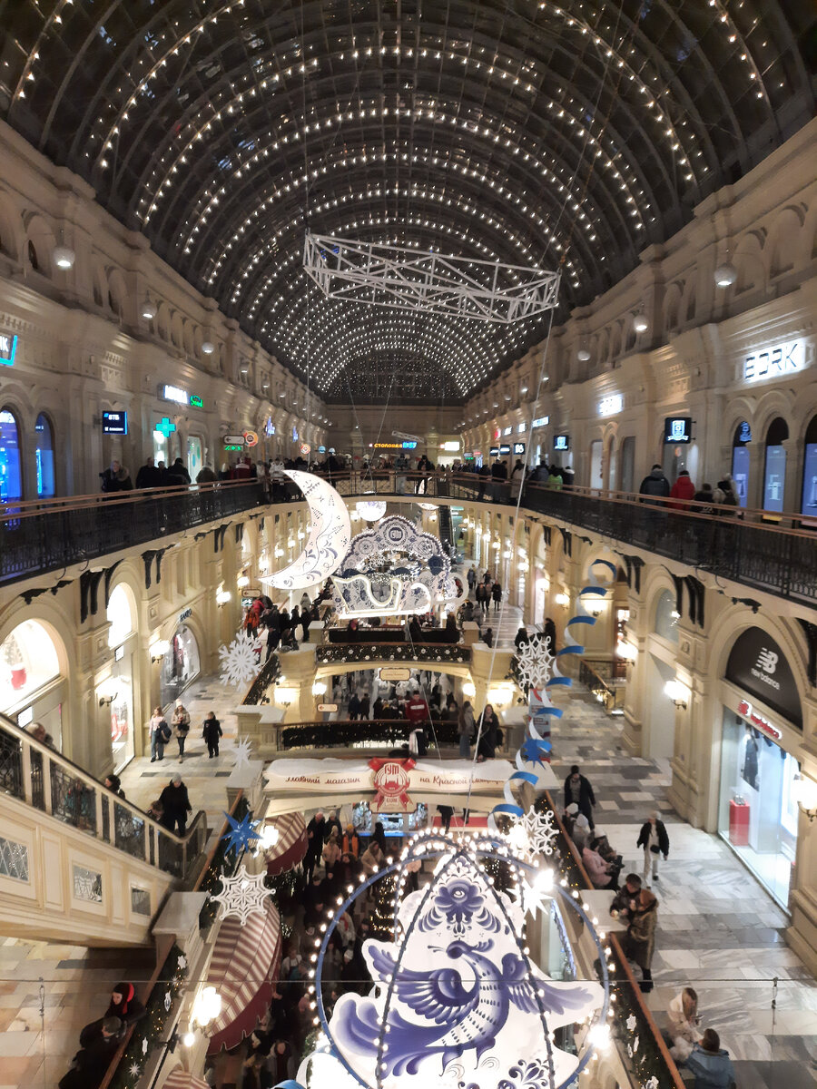 ГУМ,  3 этаж, 3 линия. Прямо, впереди вывеска Столовой № 57. Фото автора.