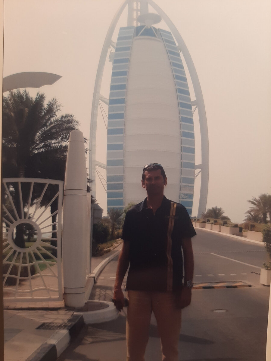 ОАЭ. Дубаи. На фоне отеля "Бурдж-эль-Араб" (фото автора).