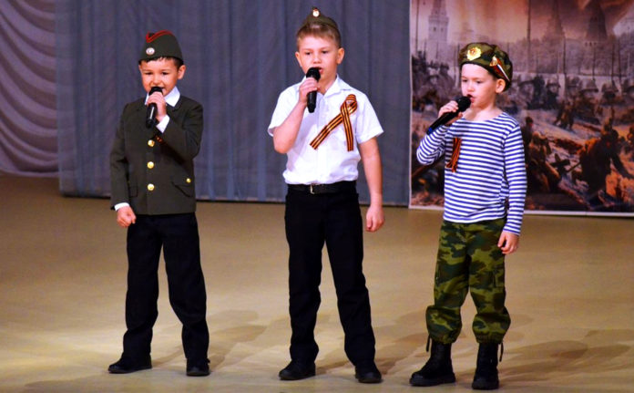 23 февраля традиционно отмечают в учебных заведениях.