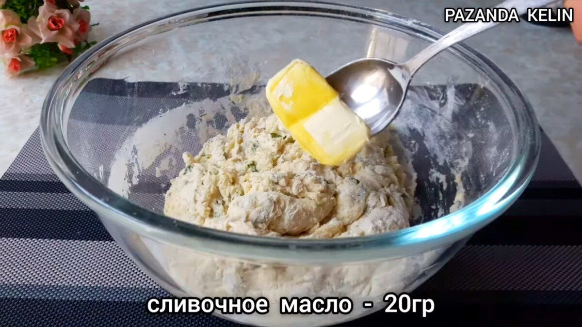 До чего же они мягкие и вкусные. Такие пирожки (пончики) с зеленью, готовлю на завтрак и обед.  Приступаем к приготовлению. В миску вливаем тёплое молоко и воду.-10