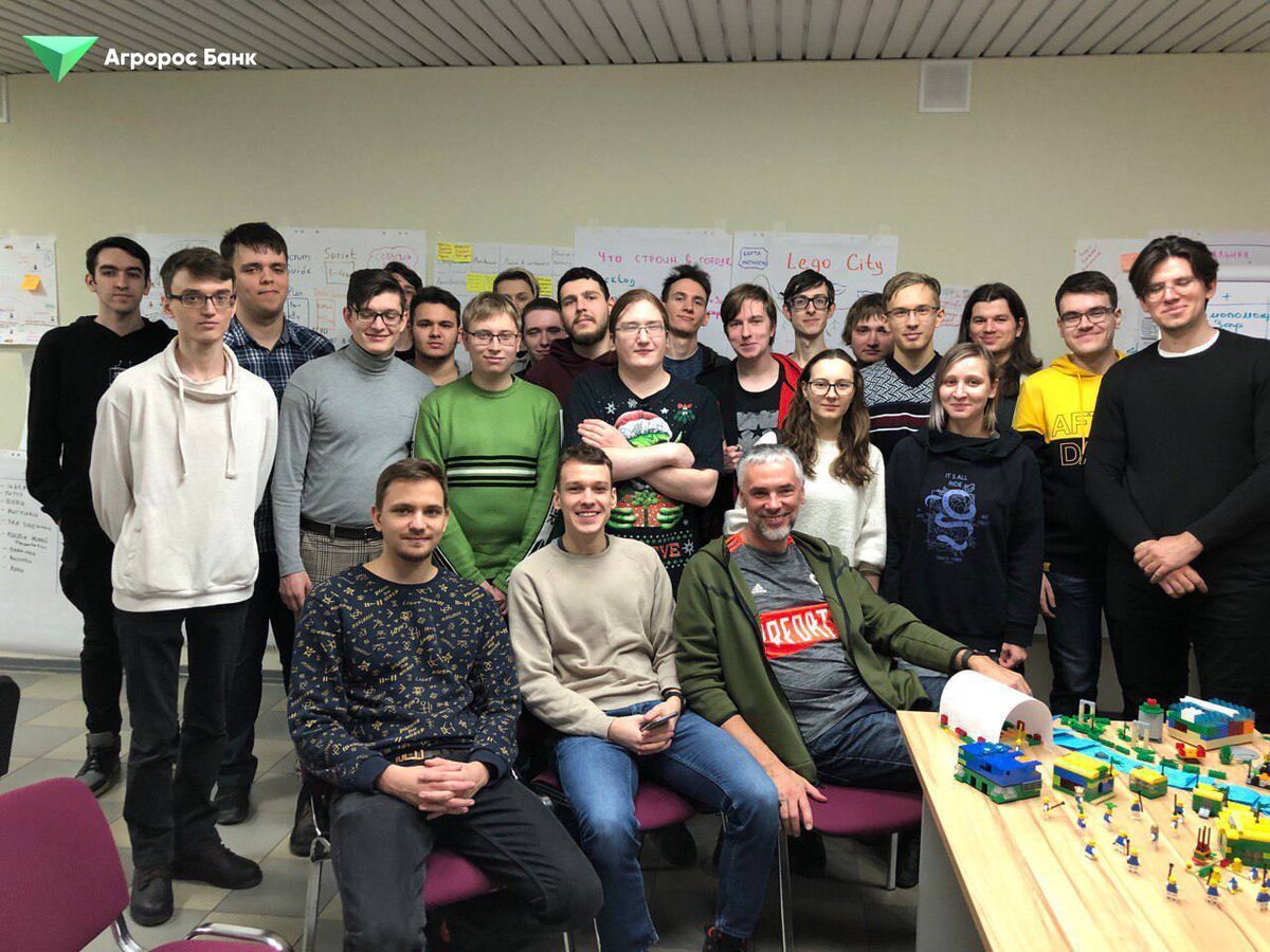 Магистранты очной формы 1 курса КНиИТ СГУ по дисциплине «Гибкая разработка программного обеспечения» и Председатель Правления Агророс Банка Дмитрий Кондрацков