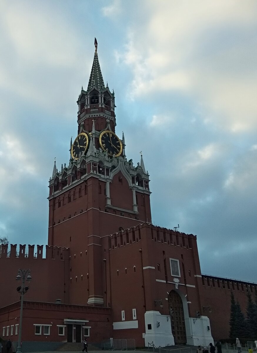 Спасская башня Кремля сегодня. Построена в 1491 году по проекту Пьетро Антонио Солари. Надстроена в 20-е годы XVII века. Фото автора   