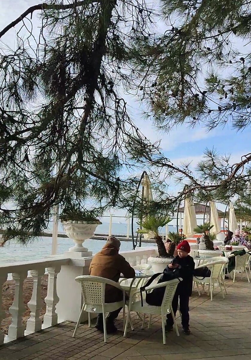 Несмотря на прохладную погоду, немало любителей посидеть за столиком с видом море .