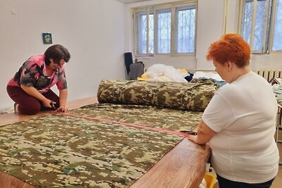    Женщины шьют балаклавы ©