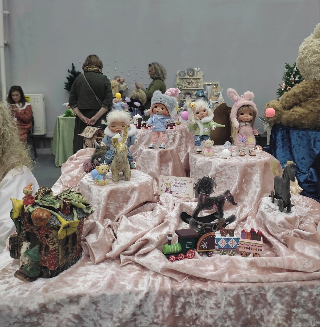 Выставка бал кукол. Бал кукол на Тишинке 2023. Весенний бал кукол на Тишинке 2023. Тишинка салон кукол 2023. Выставка кукол на Тишинке 2022.