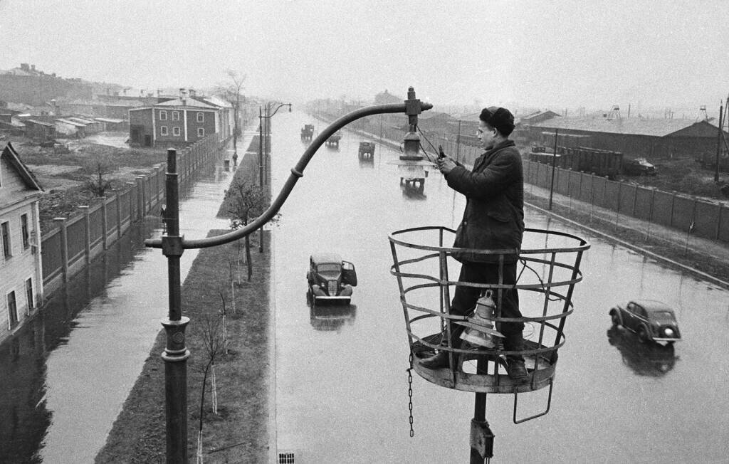 1947 г. Установка освещения на Рязанском проспекте