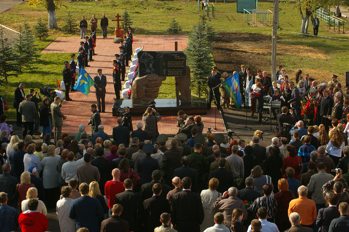 Открытие памятника воинам-интернационалистам в Малоярославце 1 сентября 2007 года.