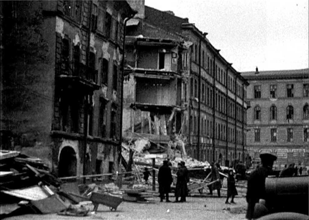 Бадаевские 1941 пожар. 1941 Год бомбежка Ленинграда. Бомбёжка домов в Ленинграде 1941.