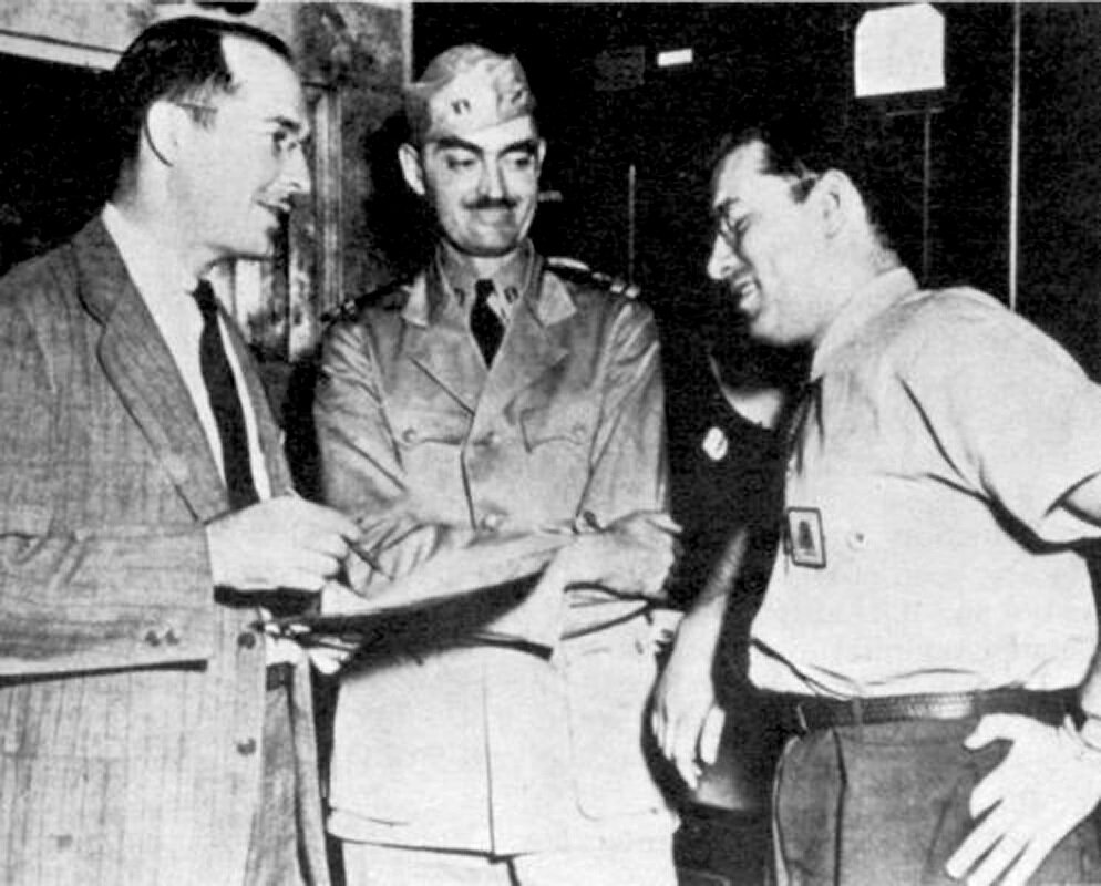 Роберт Хайнлайн, Лайон Спрэг де Камп и Айзек Азимов (слева на право). Филадельфия. 1944 г.