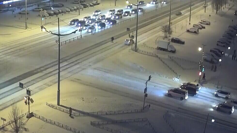     В Абакане, на перекрестке у Некрасова, 1, сбили девушку. От столкновения ее подкинуло в воздух и перевернуло. Девушку госпитализировали.