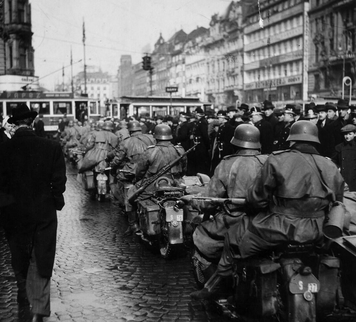 Немецкие мотоциклисты в Праге, 1939 год.