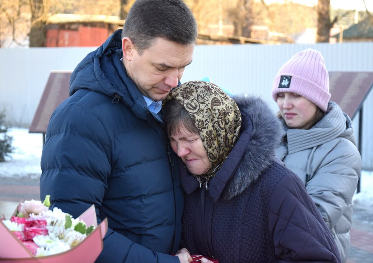 Новости сво воронежская область. Вручение ключей от квартир. Журналисты России. Солдат сегодня фото.