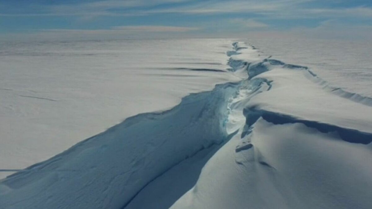     По информации Британской антарктической службой (The British Antarctic Survey, BAS), от шельфа Бранта в Антарктиде откололся гигантский айсберг размером с Лондон. Его площадь составляет около 1550 кв. км, а толщина — около 150 м.