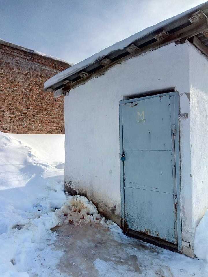    Туалет вроде бы есть... И вроде бы нет