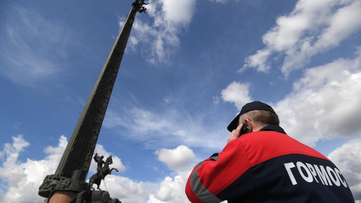    Сотрудник "Гормоста" у Монумента Победы на Поклонной горе в Москве© РИА Новости / Кирилл Каллиников