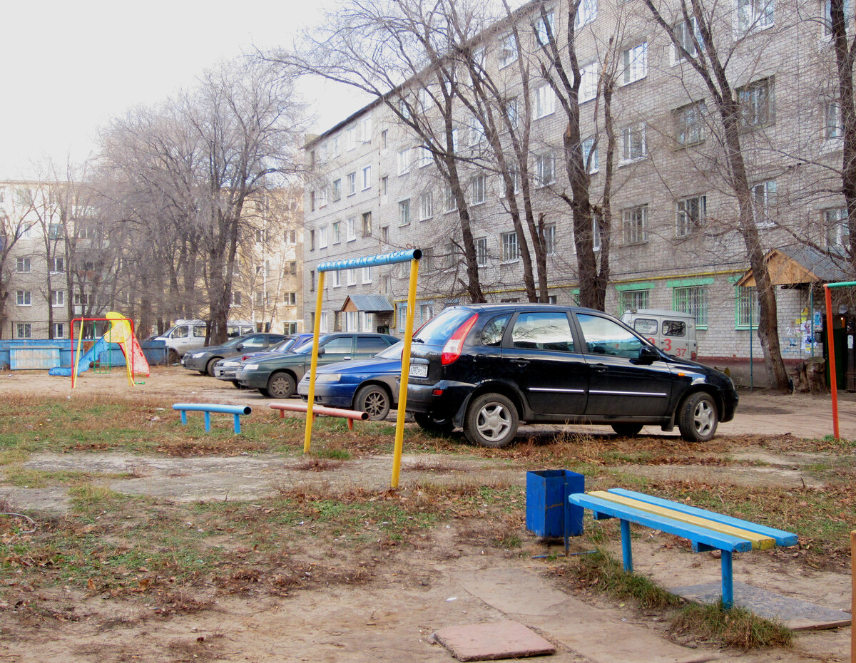 Парковочные места во дворе. Стоянка во дворе многоквартирного дома. Двор без машин. Двор дома. Дворы без парковок.