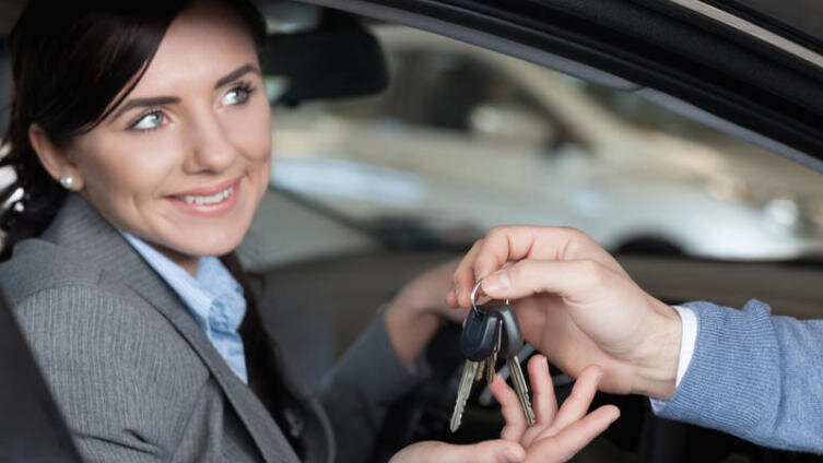    Как купить подержанную машину? Советы женщинам Фото: wavebreakmedia, Shutterstock.com