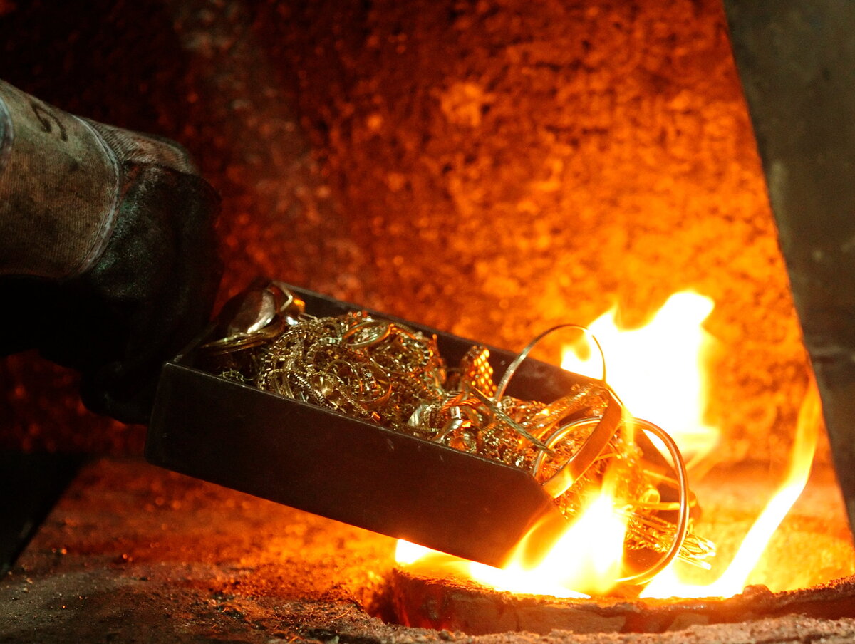 расплавленный металл. огонь плавит металл. раскаленный металл. плавка золота. огонь.