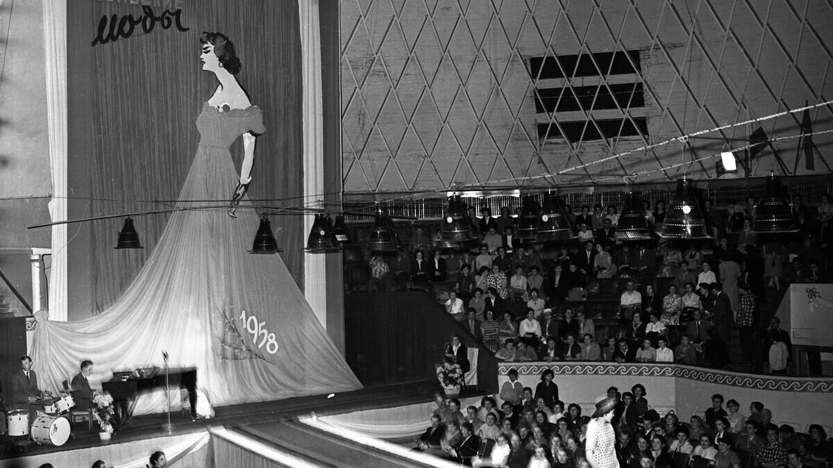    Показ летней коллекции женской одежды в Москве© РИА Новости / Александр Чепрунов