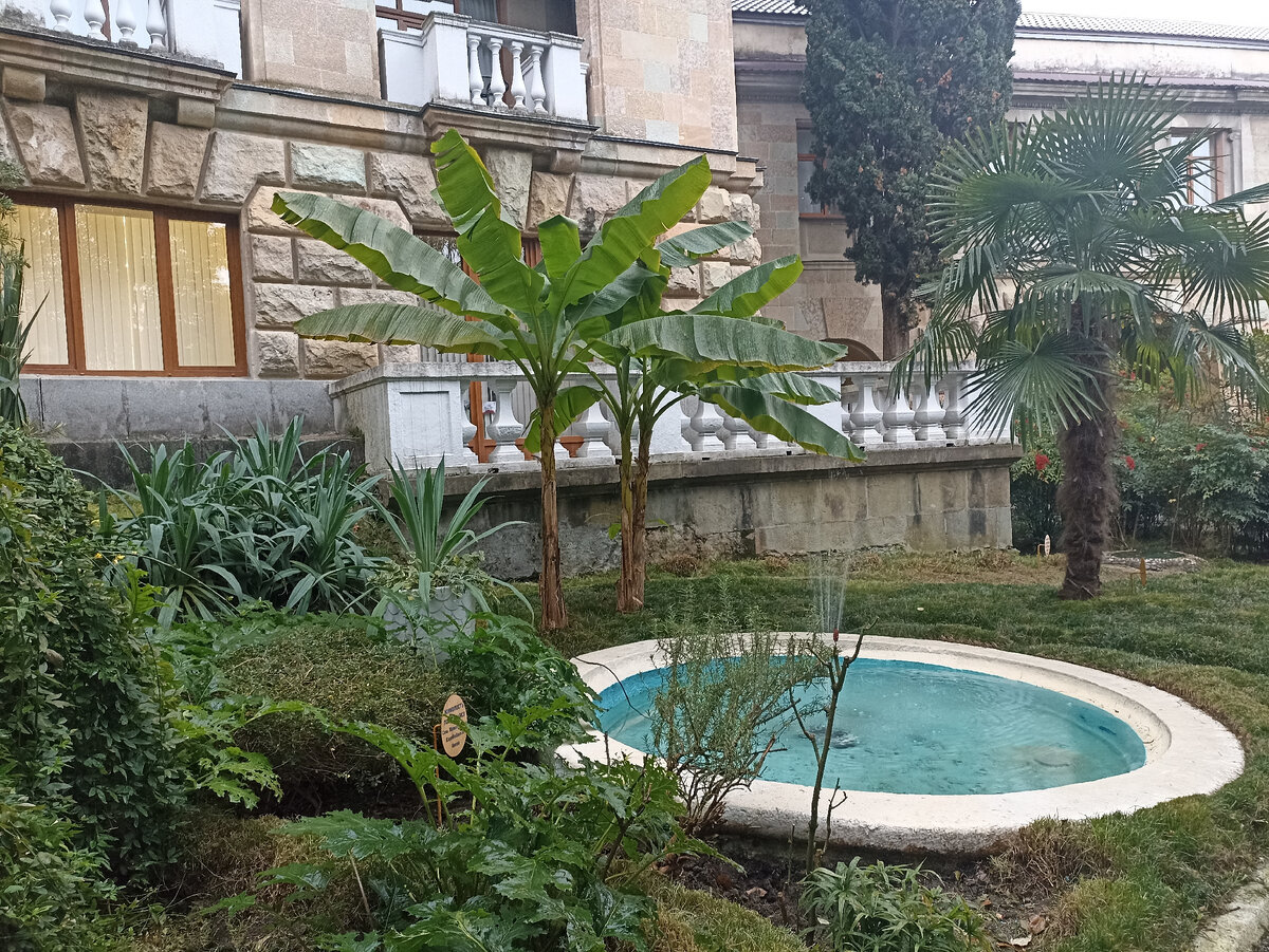 Фонтан в парке  у бокового входа на территорию