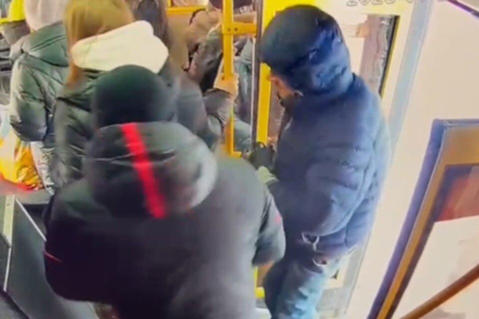     В Новосибирске задержали серийного карманника: он вытаскивал телефоны из карманов людей в транспорте. Фото: Кадр из видео\ГУ МВД по НСО