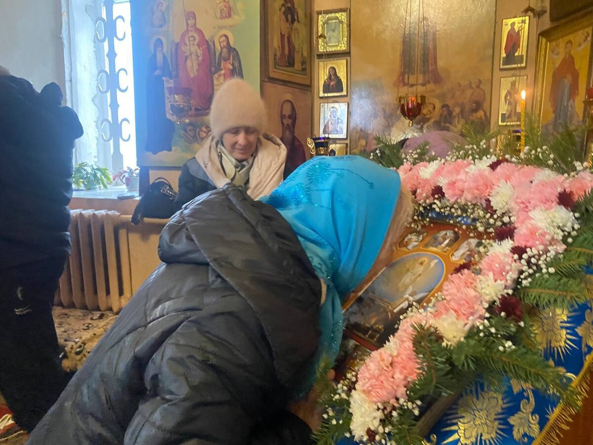 Чтобы защитил, дал силы и смелости победить зло и вернуться с победой