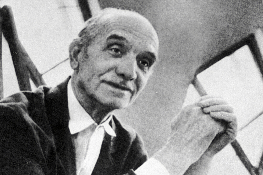 Архитектор Константин Мельников в пожилом возрасте в собственном доме