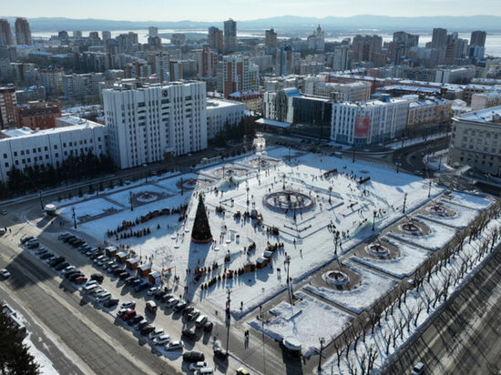    Постояло и хватит: новогодний городок на площади Ленина в Хабаровске разберут в выходные. ФОТО: правительство Хабаровского края