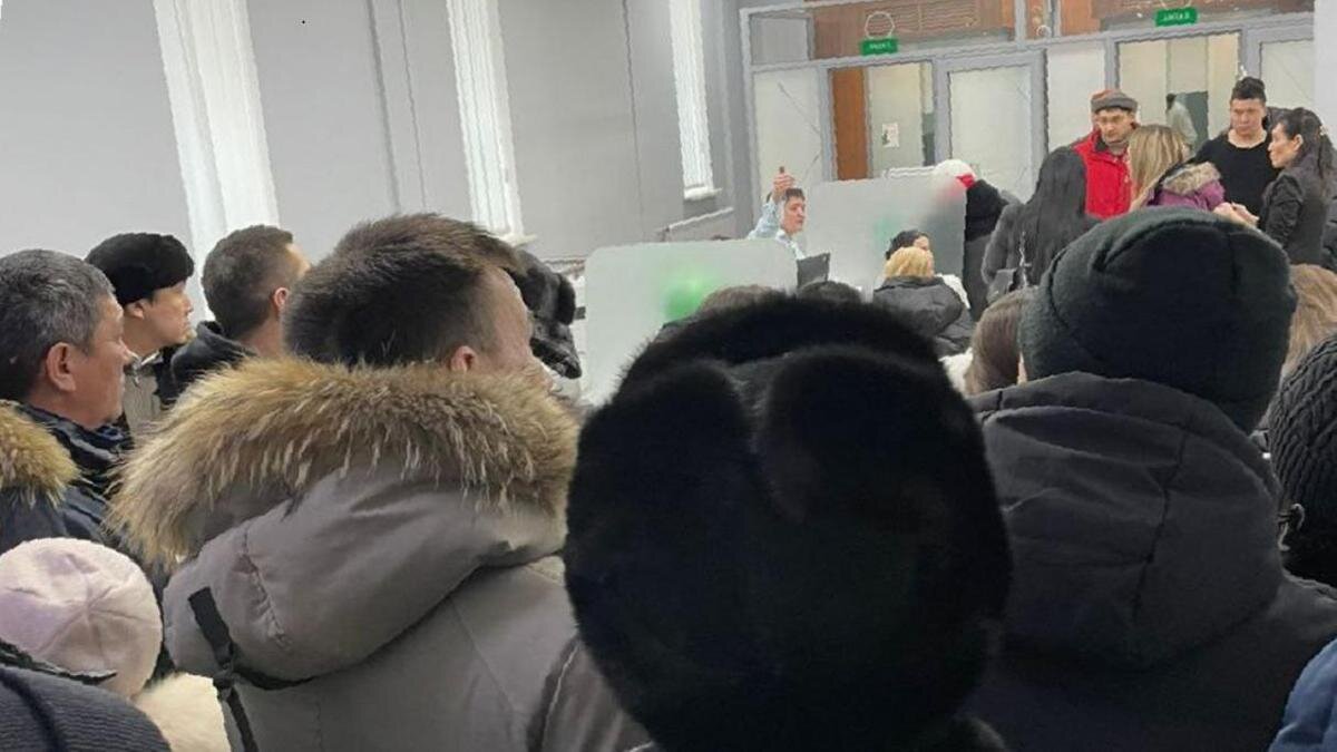    Очередь в банке:NUR.KZ / Алена Бутенко