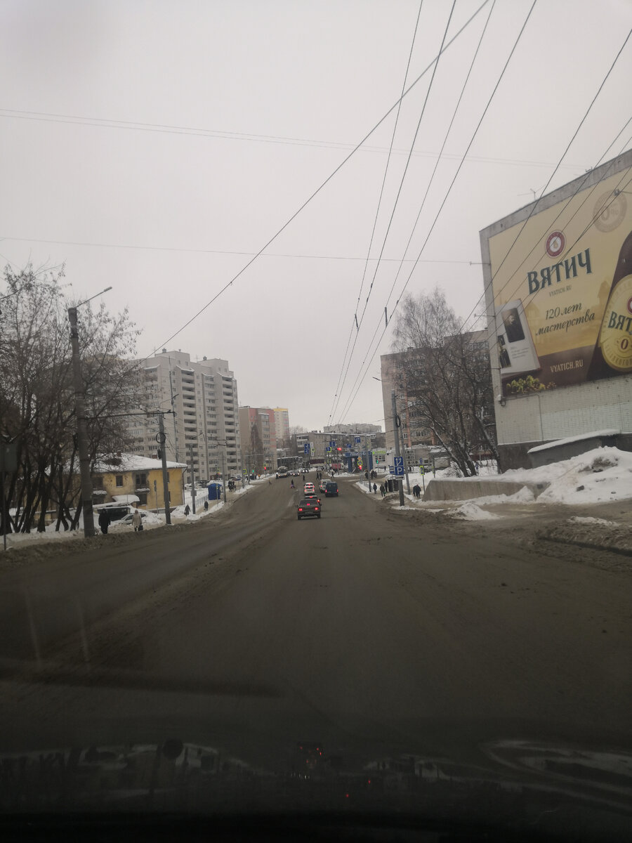 Рекламa местного производителя пенного попала в кадр)