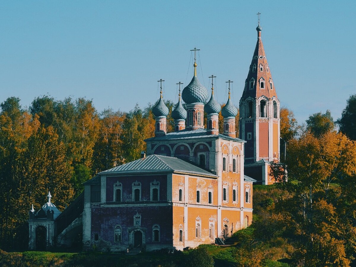 церкви на берегу волги