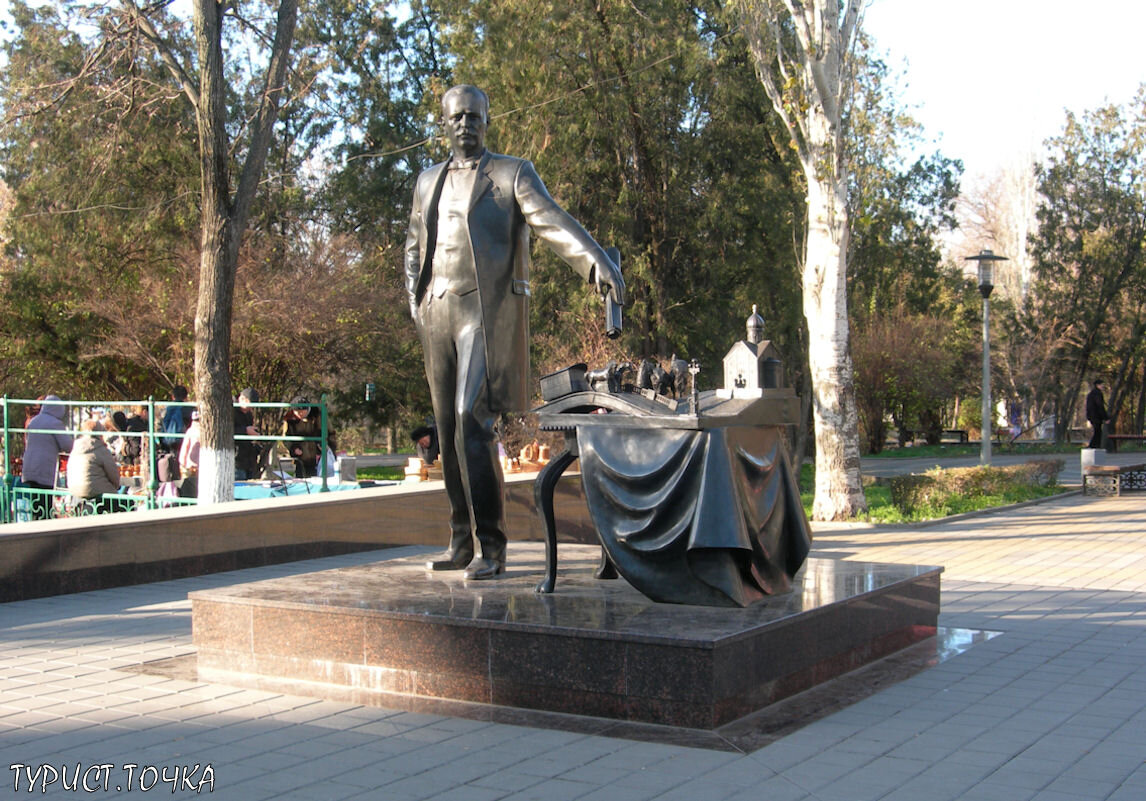 Памятник А. М. Байкову в Ростове-на-Дону. Скульптор А. Скнарин