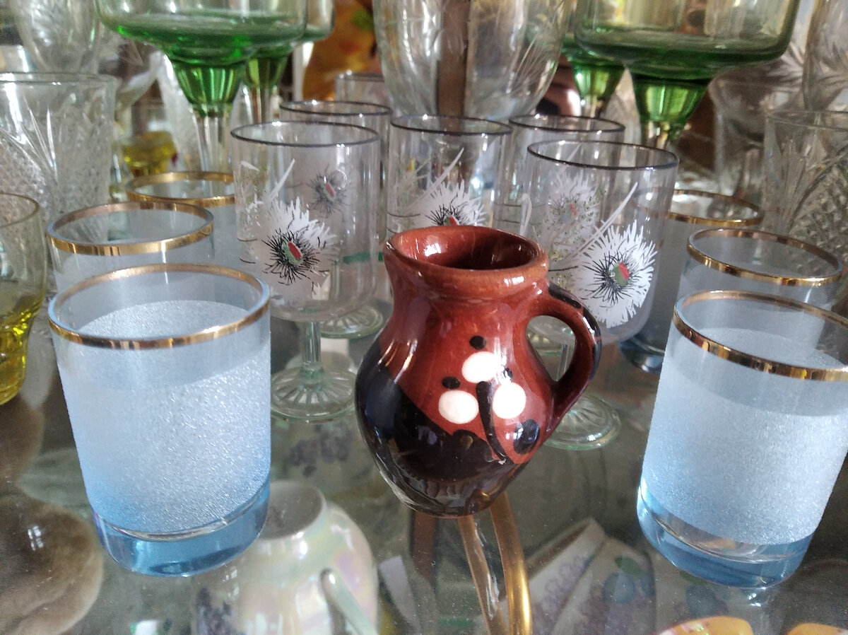 полный сервант посуды остался от свекрови