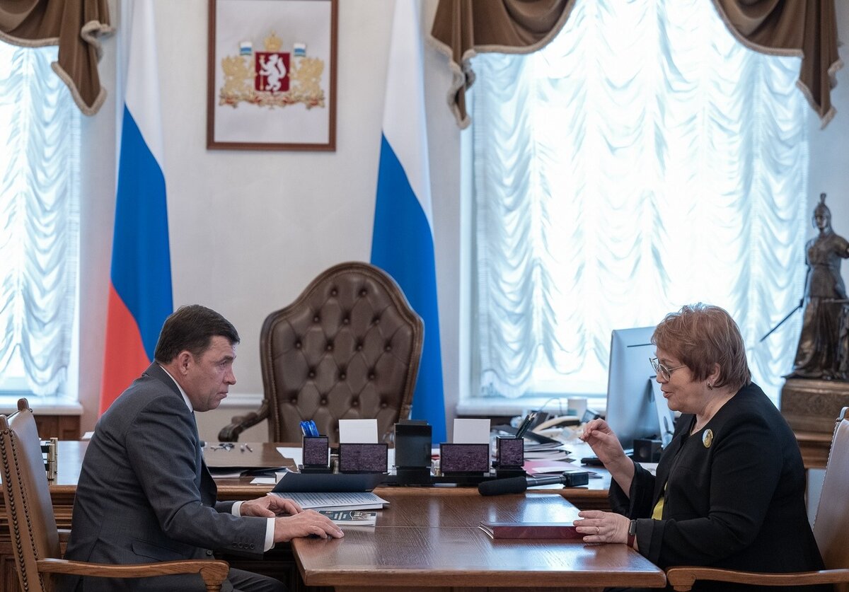 Уполномоченный по правам человека в Свердловской области Татьяна Мерзлякова 14 февраля представила губернатору Евгению Куйвашеву доклад об итогах работы аппарата омбудсмена в 2022 году.  Татьяна Мерзлякова поблагодарила губернатора за постоянное взаимодействие с институтом уполномоченного и отметила ряд направлений совместной работы, по которым произошли существенные сдвиги. 
Один из них – решение вопросов с ремонтом и реконструкцией домов-памятников, в которых живут люди. На территории региона муниципалитетов с такими объектами несколько. Но больше всего домов-памятников архитектуры в Ирбите на востоке области. По поручению губернатора там проводится поэтапный ремонт – тем самым решается сложная задача по сохранению объектов и по обеспечению комфортной жизни в них. Свердловский омбудсмен также уделяет повышенное внимание этому направлению работы. 
Кроме того, по её словам, за прошедший год удалось серьёзно продвинуться в обеспечении учреждений здравоохранения региона современным медицинским оборудованием. При этом вопрос доступности медицины по-прежнему под особым контролем и губернатора, и уполномоченного. 
«Что касается расселения аварийного жилья, то в Свердловской области эта проблема решается быстрее, чем на бумаге. Тем не менее, люди ждут, им хочется переехать, и мы об этом сегодня говорим», – отметила Татьяна Мерзлякова. 
Губернатор и уполномоченный по правам человека обсудили также ситуацию в сфере ЖКХ. По словам Татьяны Мерзляковой, в прошлом году она была достаточно стабильной, однако в начале года тема появилась в повестке. Напомним, накануне Евгений Куйвашев обратился на федеральный уровень с предложениями, внесение которых позволило бы в регионе снизить плату за коммунальные услуги для жителей.
