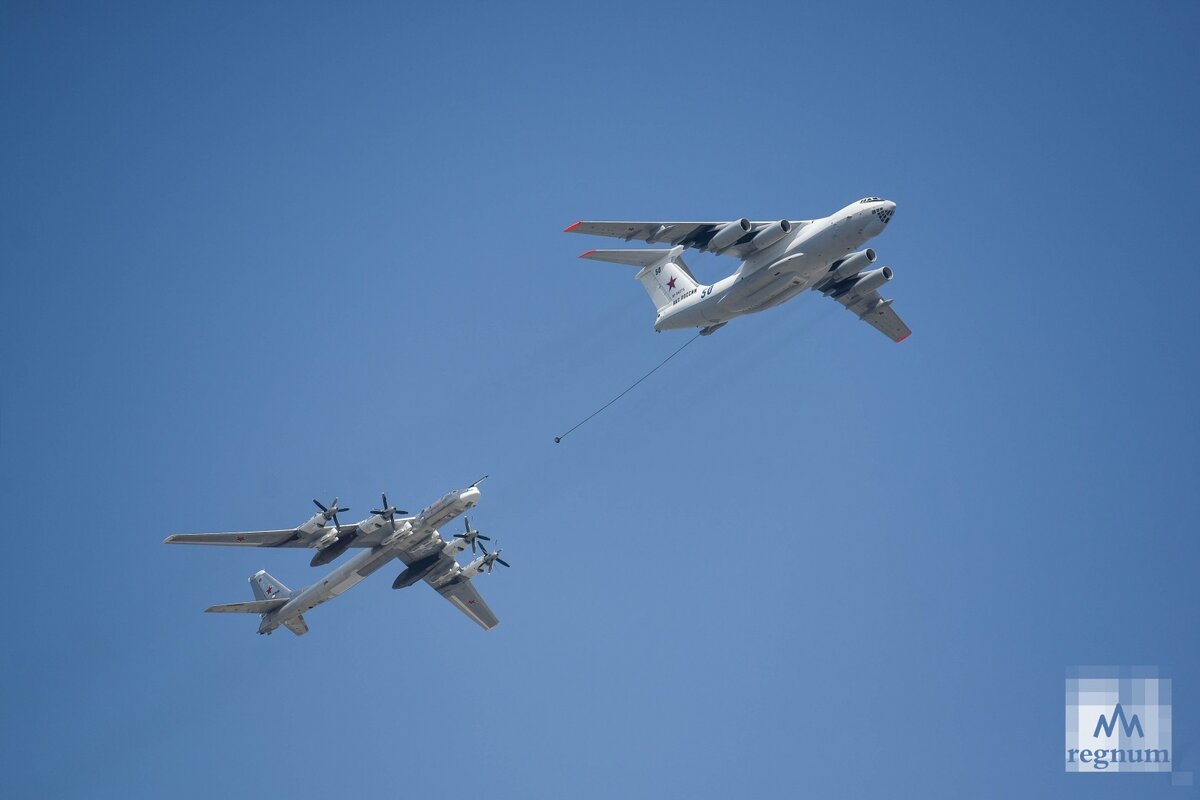    Дозаправка в воздухе. Ил-78 и Ту-95МС Дарья Антонова © ИА REGNUM