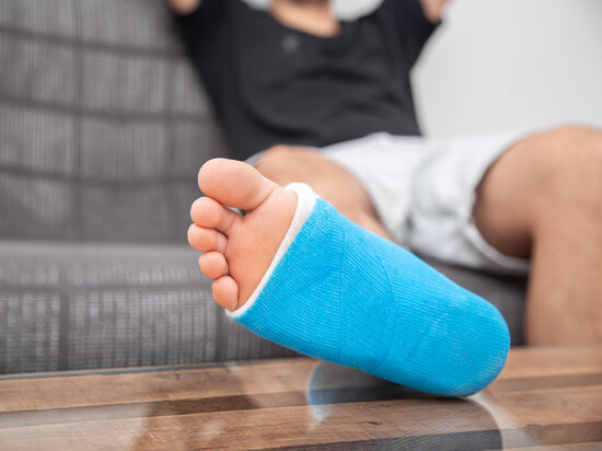     Первым делом нужно наложить на конечность фиксирующую повязку. ФОТО: freepik.com