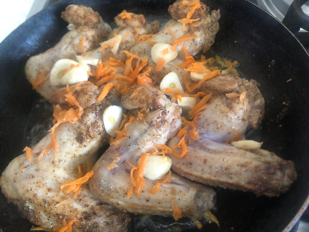 Добавьте нарезный кусочками чеснок и немного тертой моркови.