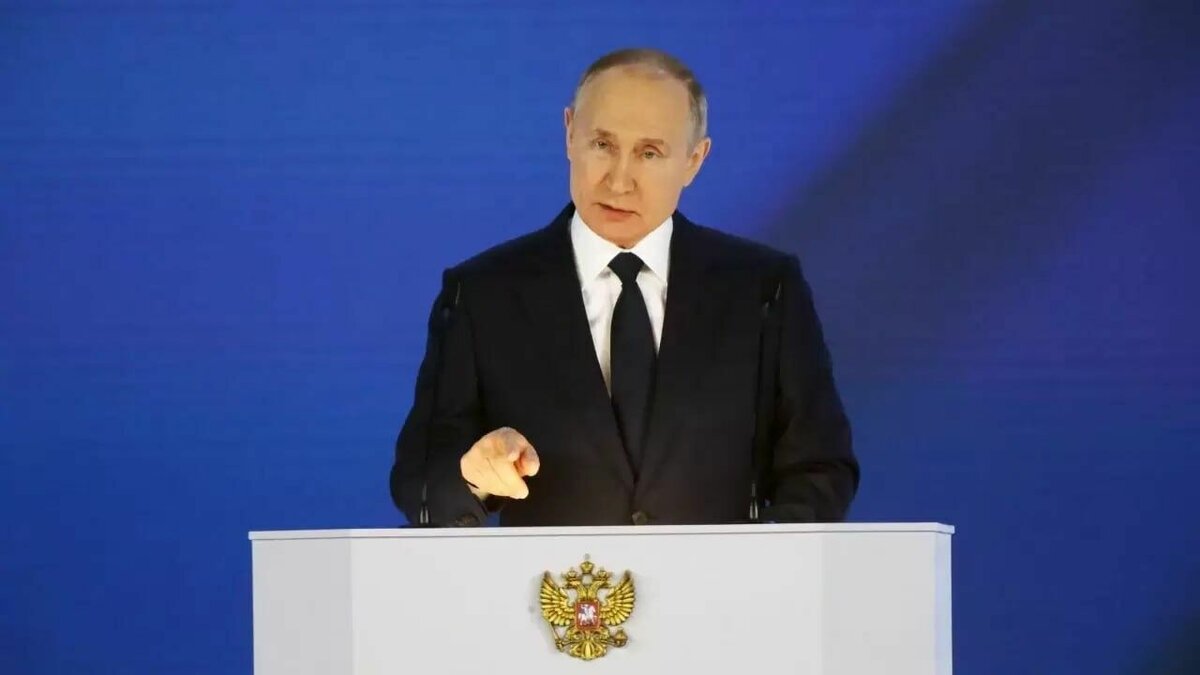     Глава России Владимир Путин оглашает послание Федеральному собранию.
