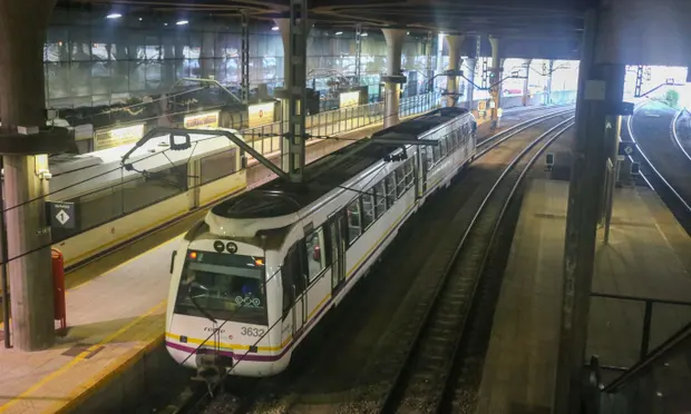 Поезд Renfe на платформе в Овьедо, Астурия, Испания. Социалистическую партию раскритиковали за неудачный запуск новых поездов в Астурии и Кантабрии. Фотография: Альберто Бреверс/Pacific Press/Rex/Shutterstock.