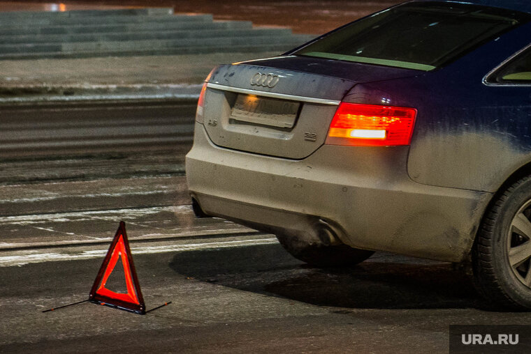    Автомобиль сначала врезался в дерево, а затем в частный дом