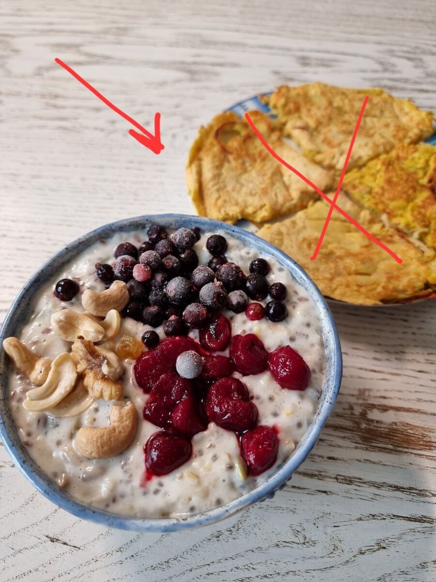 Моя полезная каша с ягодами. Кстати, вкуснятина нереальная. И ошибочная лепешка, тоже вкусная, но не сейчас.