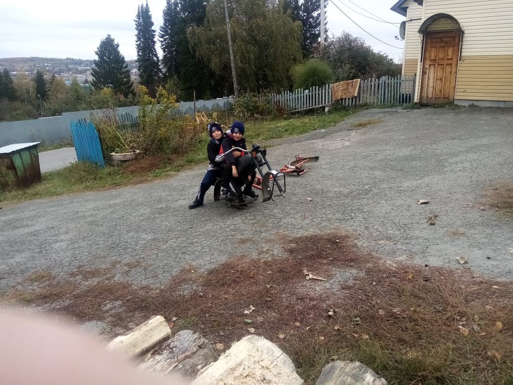 Это не твой байкер, опаздываем на гонку. 