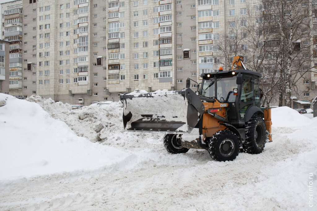    "Спецавтотранс" с начала снегопада перешел на усиленный режим работы. Город убирают 157 единиц техники.