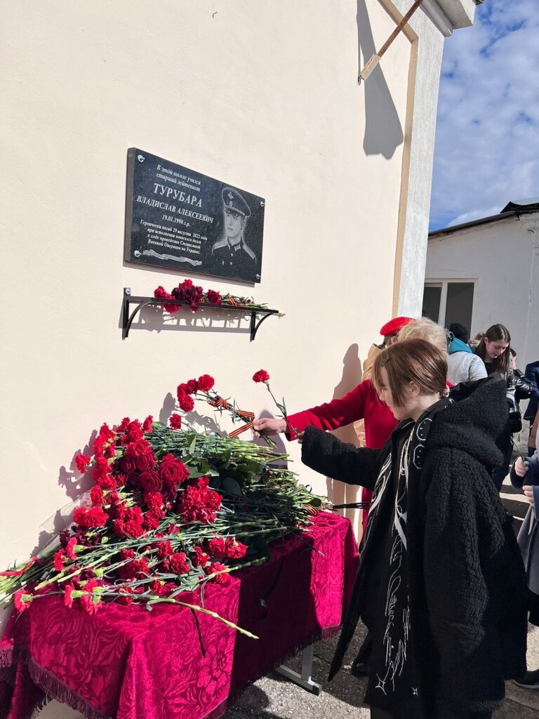 В двух школах Сакского района открыли памятные мемориальные доски участникам СВО О потерях всегда говорить трудно. Но когда из жизни уходят совсем молодые — тяжело вдвойне.-2