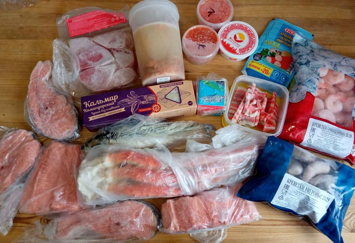Рыбная полочка: семга, 1кг кальмара тушки, немного кольцами, 3 клешни краба, пачка крабовых палочек, 600гр. икры, 0,5кг стейков тунца, креветок около 1,5кг, 1 скумбрия и бульон с семгой на суп 9от головы и плавников)