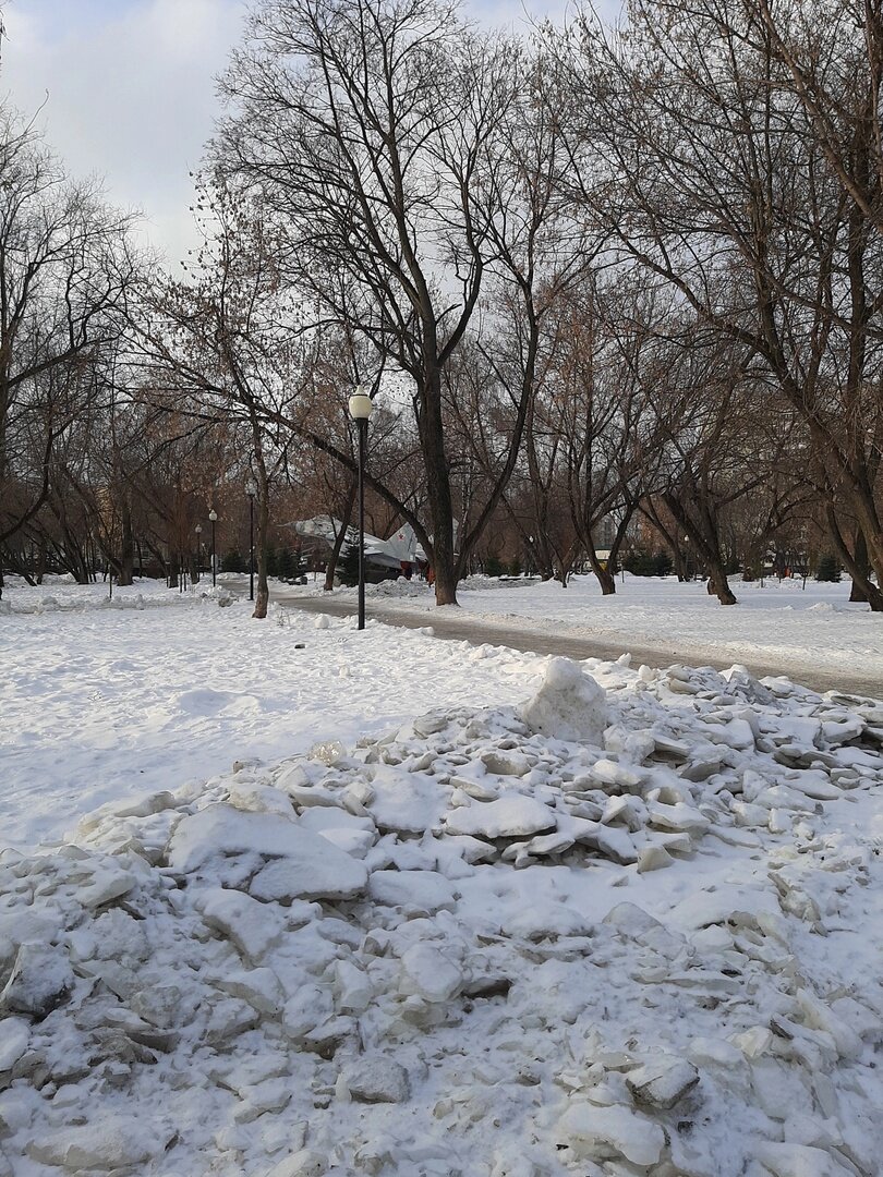 Особенность сугробов в городе нынешней зимой