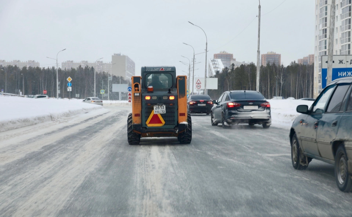    На трассах в Югре введены ограничения для фур и автобусов из-за метели