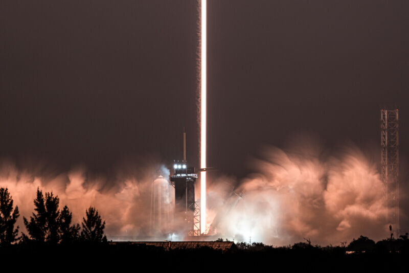 Ракета Falcon 9 с миссией Crew-6 выходит на орбиту в четверг утром.